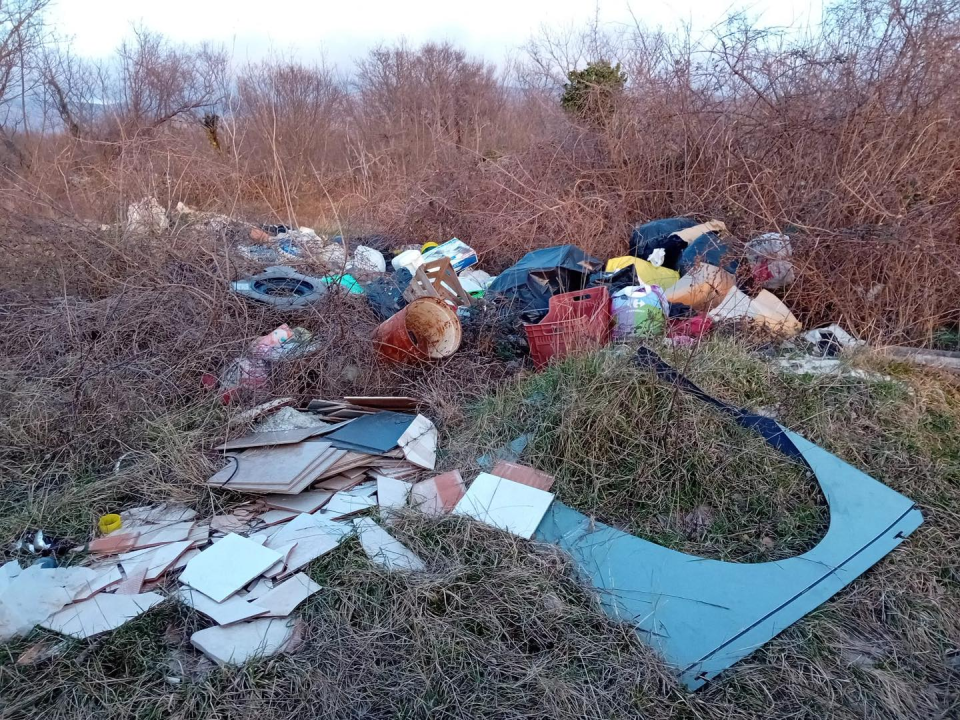 Netko je u okolici Drniša napravio malo ilegalno odlagalište otpada