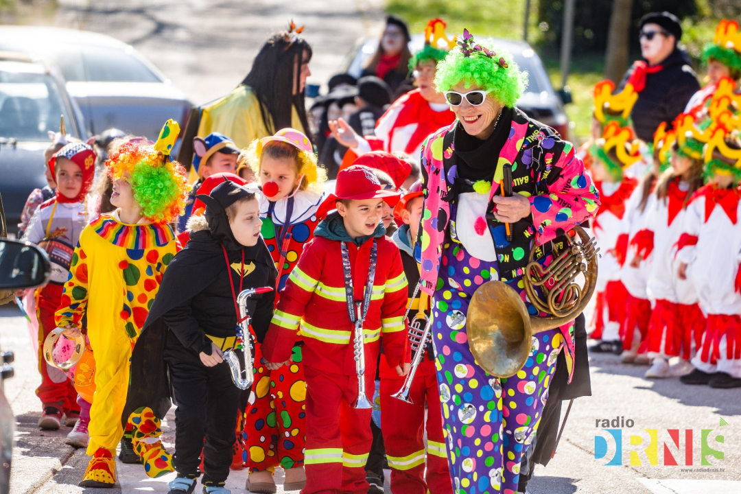 Šarenilo dječje maškarane povorke preplavilo Drniš