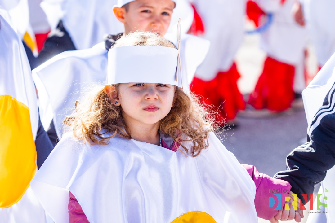 Šarenilo dječje maškarane povorke preplavilo Drniš