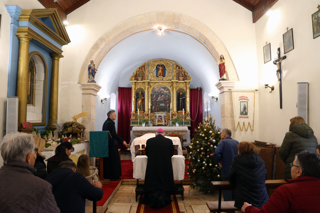 Šibenski biskup Tomislav Rogić u sklopu pastirskog pohoda posjetio župe Jadrtovac i Vrpolje