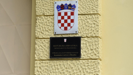U istražni će zatvor 58-godišnjak koji je na Brodarici pijan prijetio pištoljem bivšoj ženi i vrijeđao je