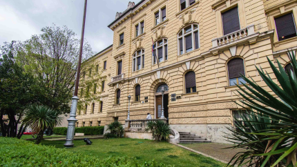 Muškarac(68) iz trgovine u Kninu ukrao više šteka cigareta, smjestili ga u zatvor na mjesec dana