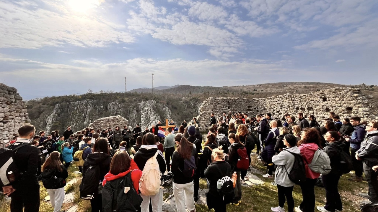 Od Lukara do Čavoglava: Planinarski križni put splitske studente doveo ...