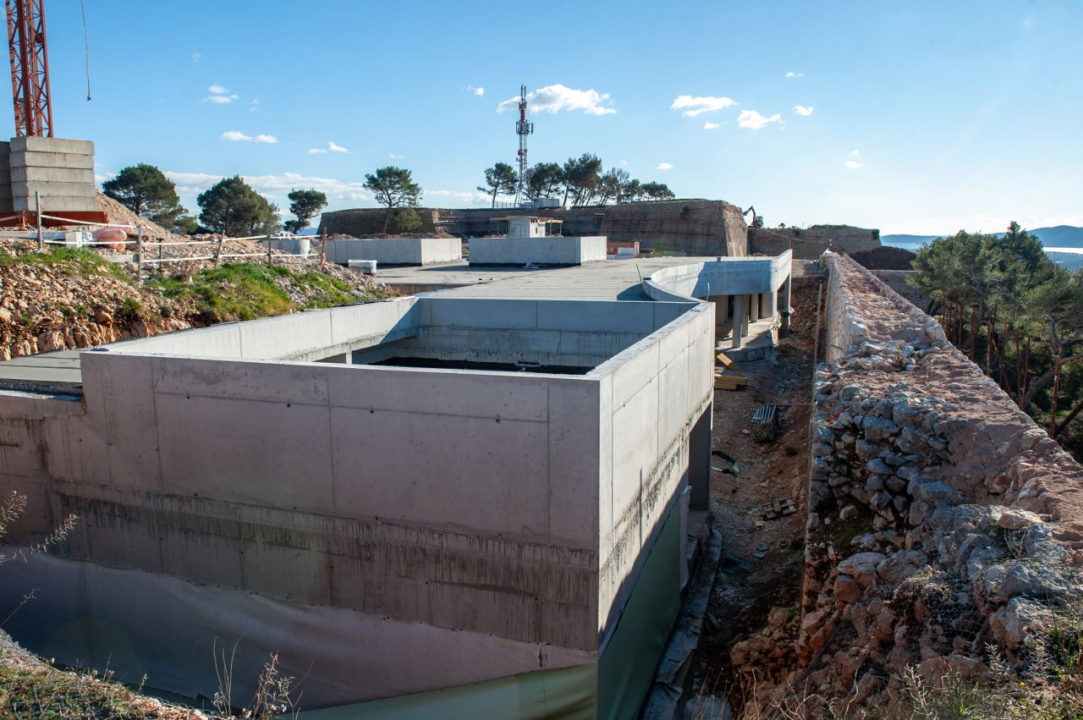 Sv. Ivan izgleda neprepoznatljivo, zgrada koja je niknula bit će zakamuflirana: 'Tvrđavu svečano otvaramo na Dan grada'         