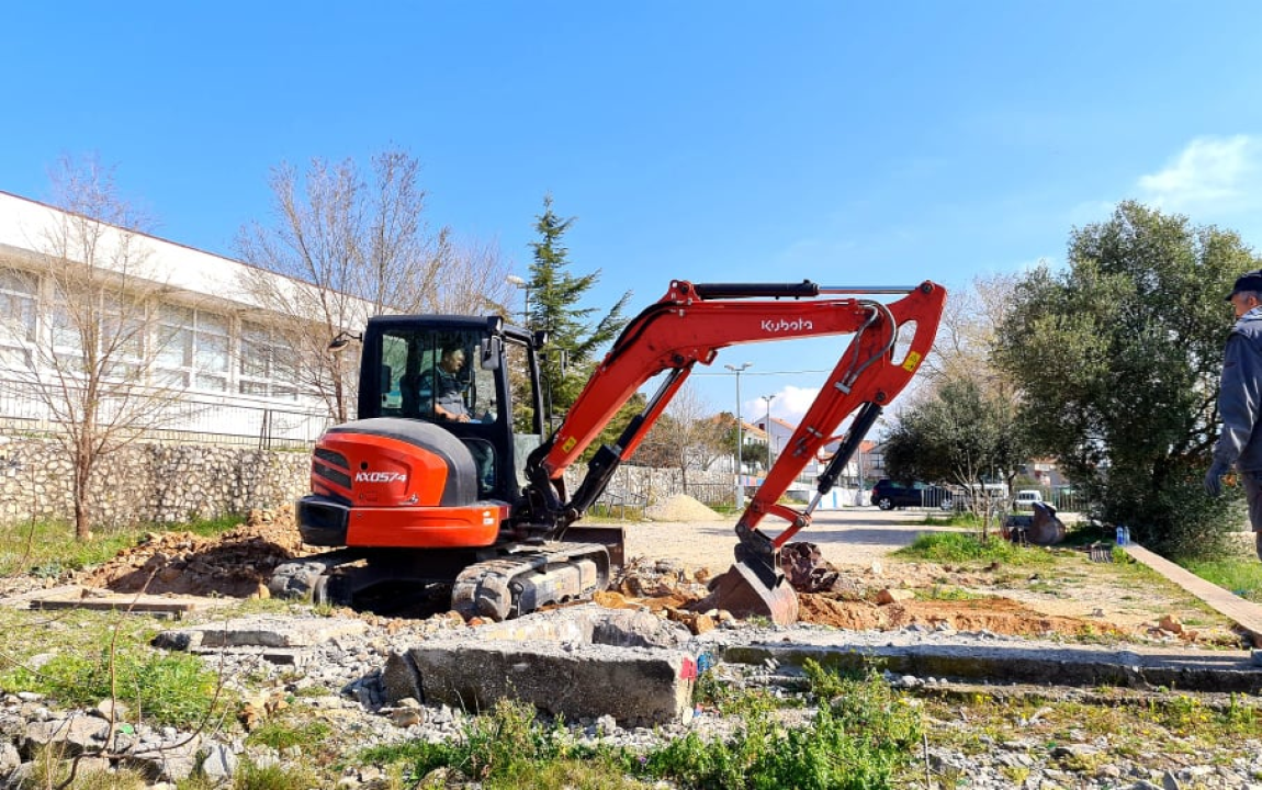 Obnavljaju se stara i montiraju nova dječja igrališta, započeli radovi i u Rasadniku na Vidicima   