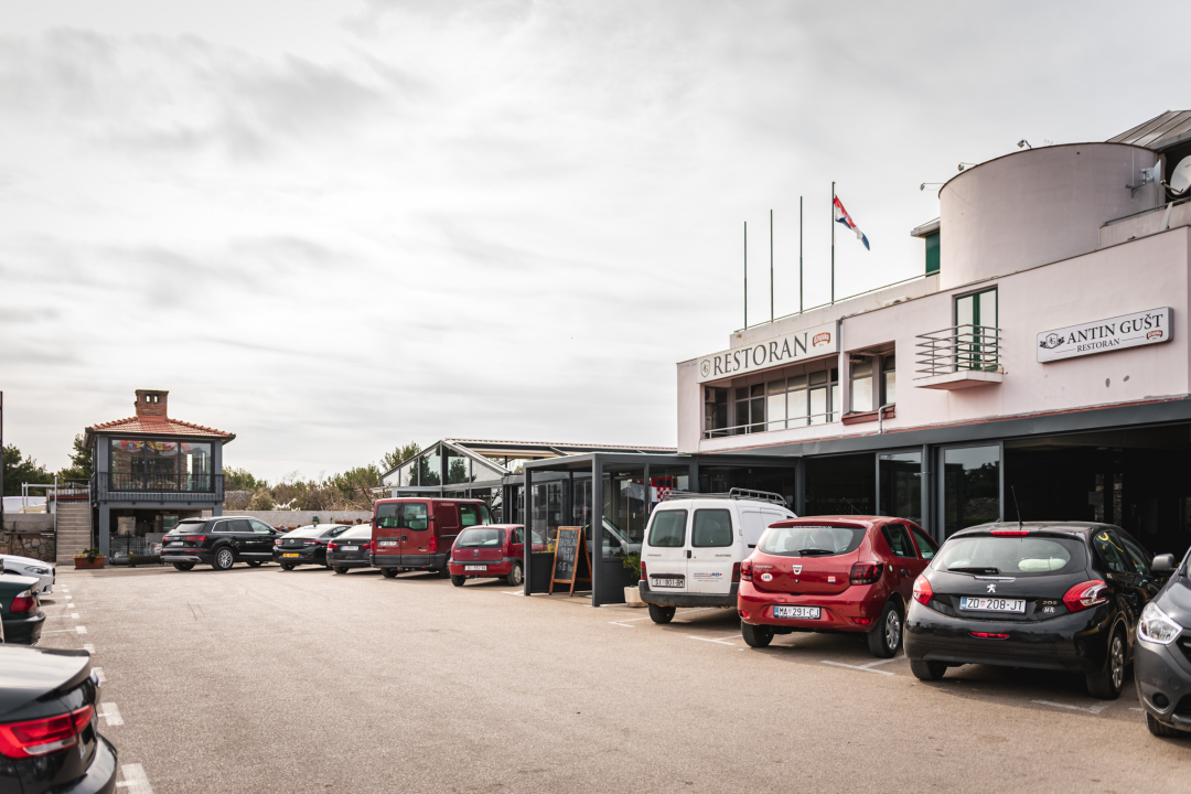 Uživajte u slasnim gotovim jelima iz Antinog gušta na prostranoj terasi!
