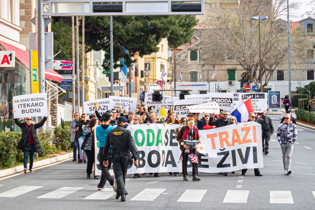 Nekoliko stotina ljudi na prosvjedu u Šibeniku: 'Skinite maske, došlo je vrime!'