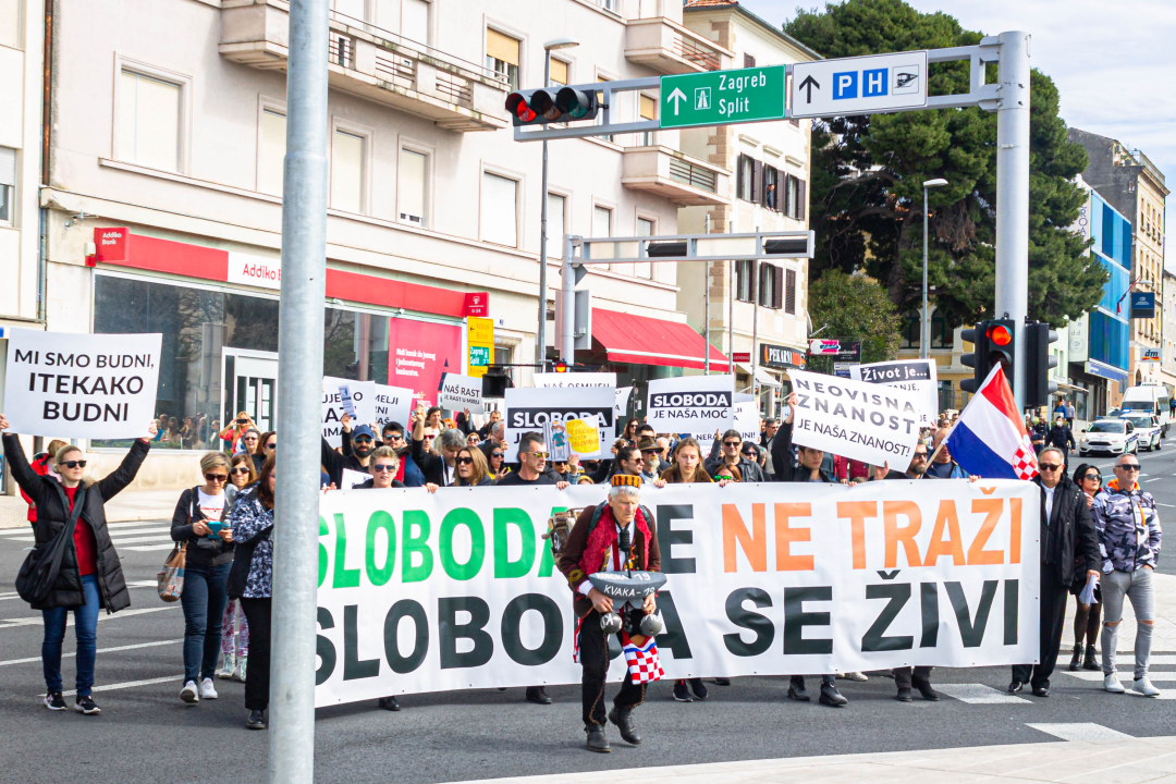 Nekoliko stotina ljudi na prosvjedu u Šibeniku: 'Skinite maske, došlo je vrime!'