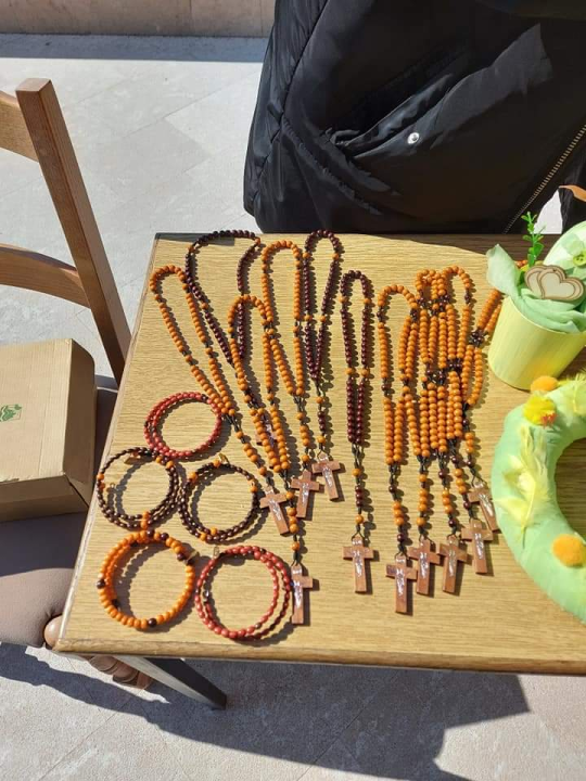 Humanitarna akcija na Vidicima pred crkvom sv. Petra: Vjernici kupovali uskrsne ukrase