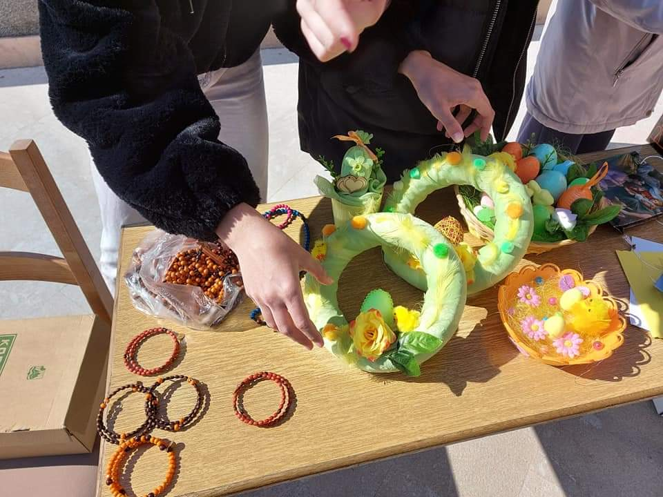 Humanitarna akcija na Vidicima pred crkvom sv. Petra: Vjernici kupovali uskrsne ukrase