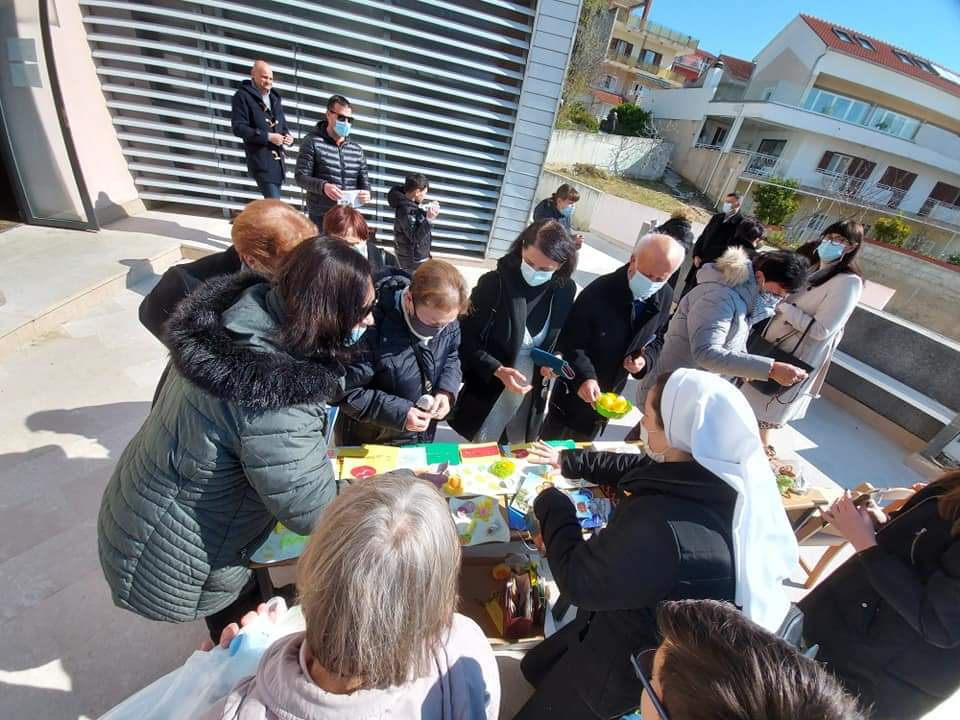 Humanitarna akcija na Vidicima pred crkvom sv. Petra: Vjernici kupovali uskrsne ukrase