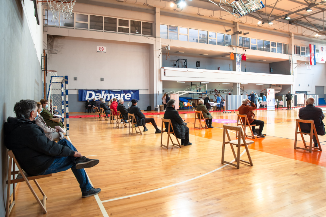 Na Baldekin po svoju dozu ide 480 ljudi: Bivša medicinska sestra Ana Paić prva je cijepljena protiv covida