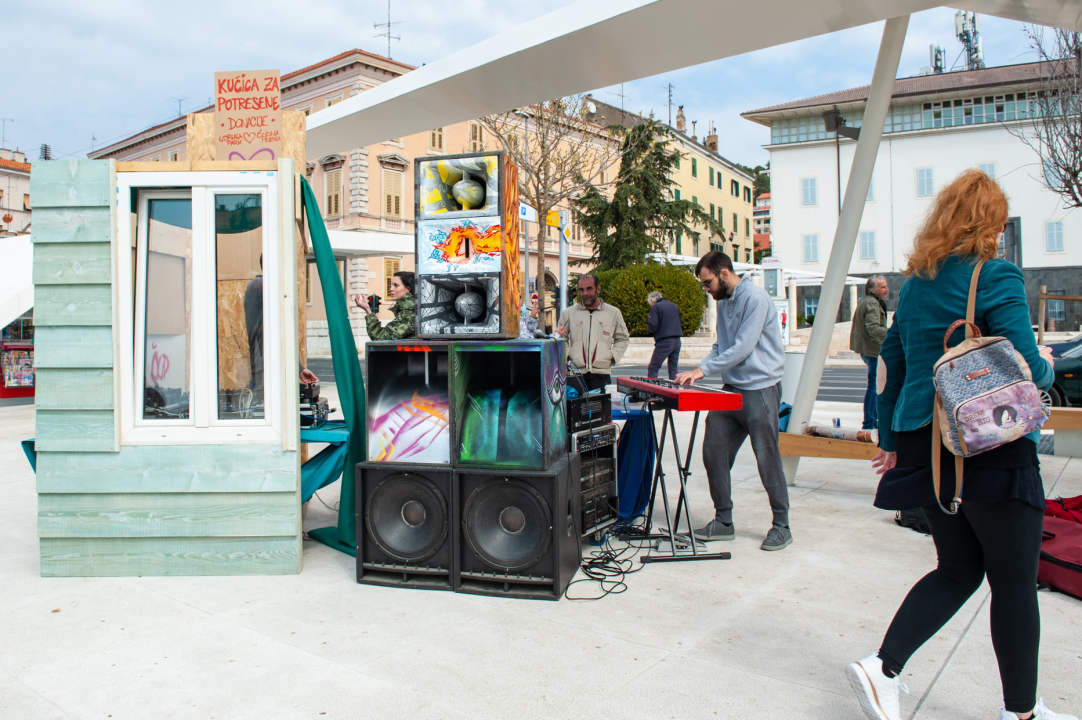 Na Poljani ste danas mogli saznati kako napreduje gradnja kuće za obitelj s Banije, uz to se i okrijepiti, a i zaplesati    