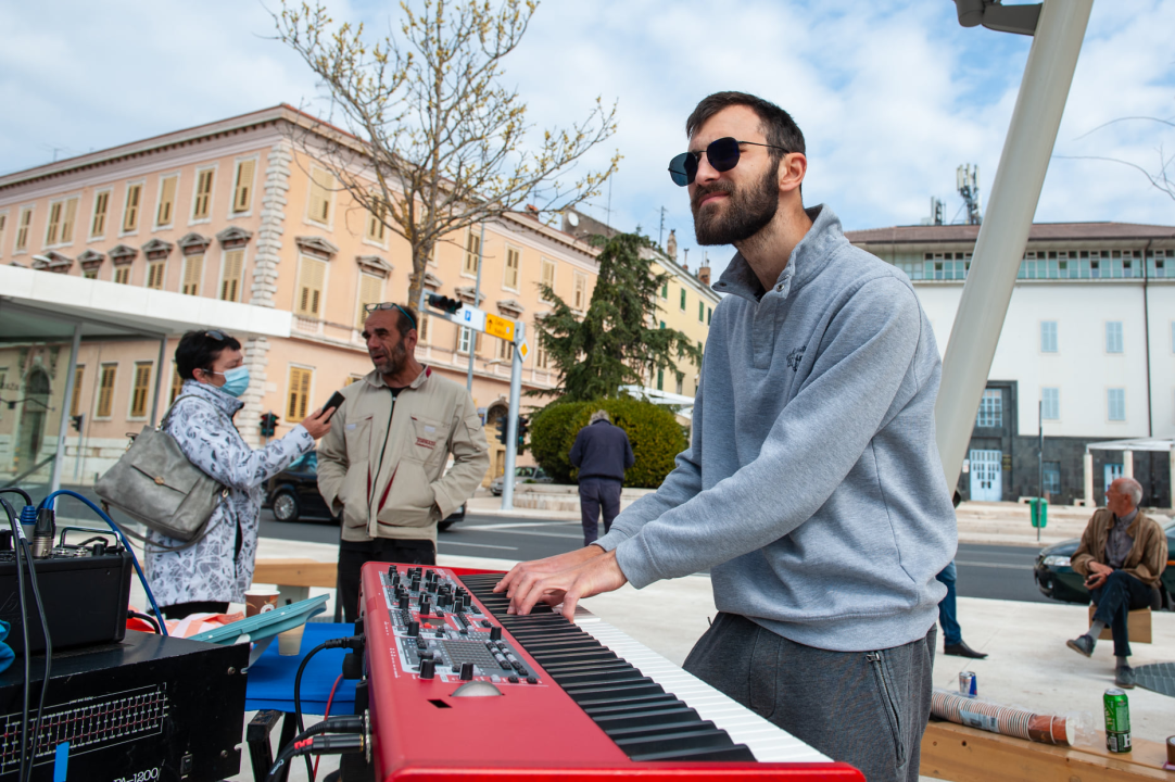 Na Poljani ste danas mogli saznati kako napreduje gradnja kuće za obitelj s Banije, uz to se i okrijepiti, a i zaplesati    