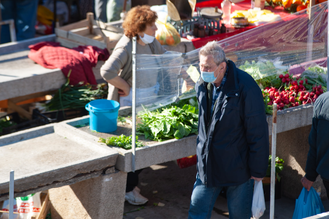Šibenčani se više-manje pridržavaju novih mjera: U điru po pijaci kupovalo se i s maskom i bez maske
