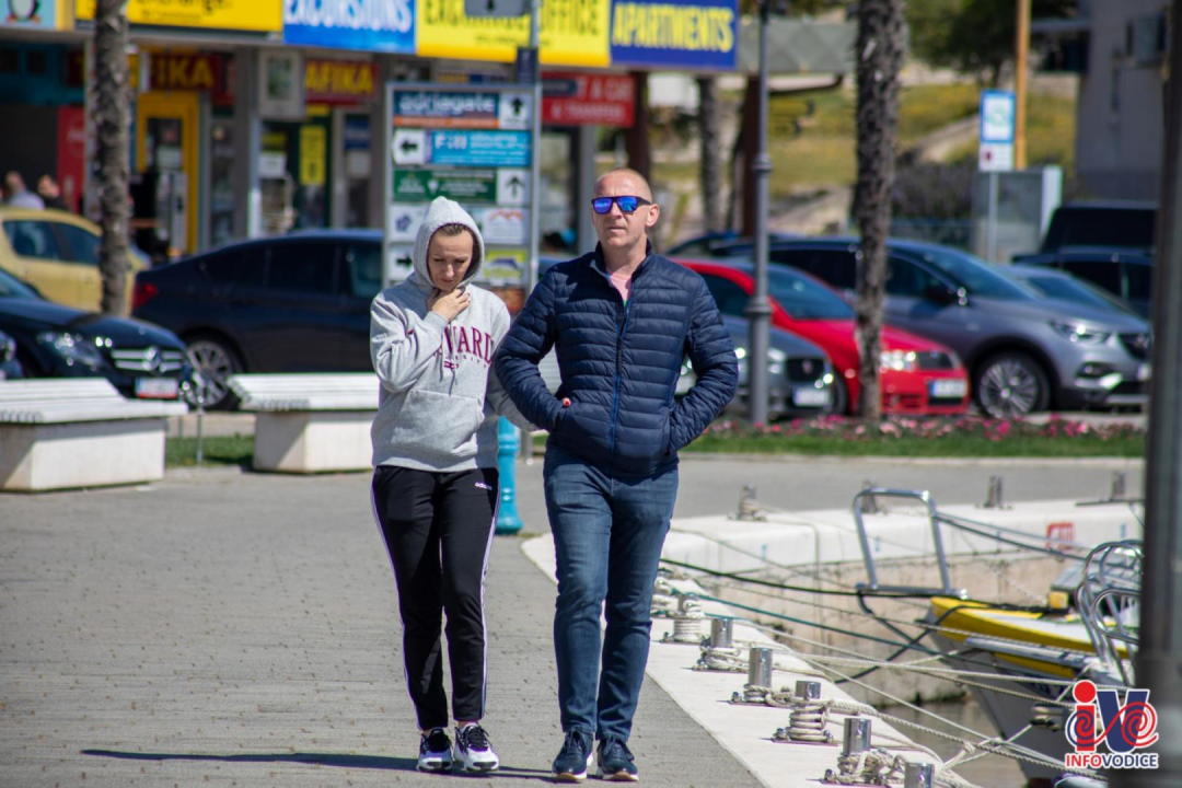 Uskrs u Vodicama: Lijepo vrijeme izmamilo ljude u đir po rivi i druženje uz kavu