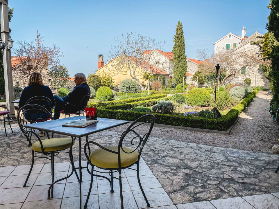 Uživajte u odličnoj kavi u idiličnom ambijentu Vrta sv. Lovre! 