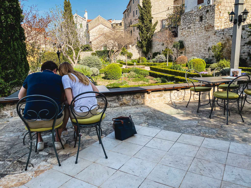 Uživajte u odličnoj kavi u idiličnom ambijentu Vrta sv. Lovre! 