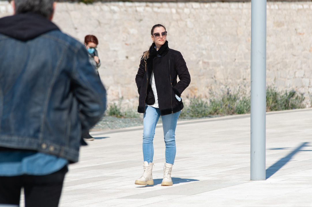 Lijepe Šibenčanke pokazale kako se u prohladnom travnju nose šareni kaputi