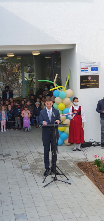 Vrpcu prerezala teta Femija: U Pirovcu otvorena 'Mendula', vrtić s jaslicama za 72 djece 