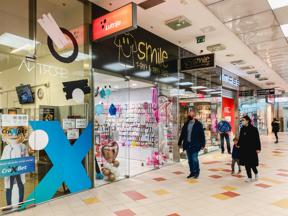 Smile T-shirt &amp; party store nudi personalizirane poklone i dekoracije za zabavu po super cijenama! 