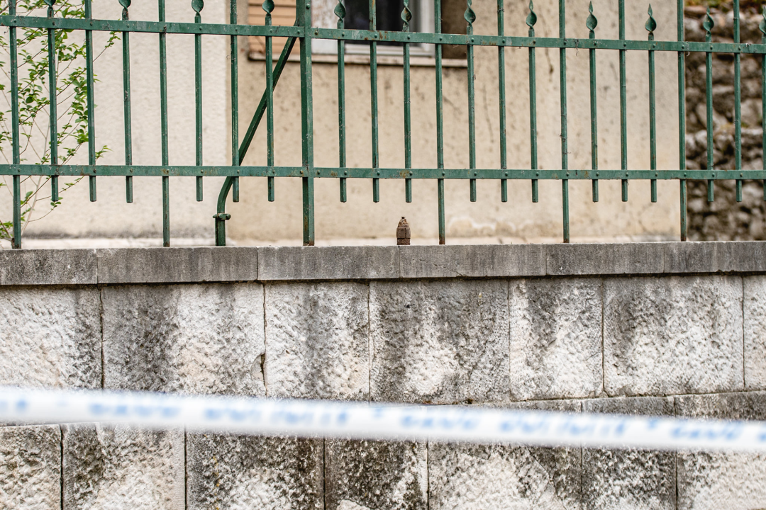 Policija potvrdila da je naprava ostavljena na zidu kod središta SDP-a 'zvončić': Pirotehničari ga deaktivirali bez posljedica