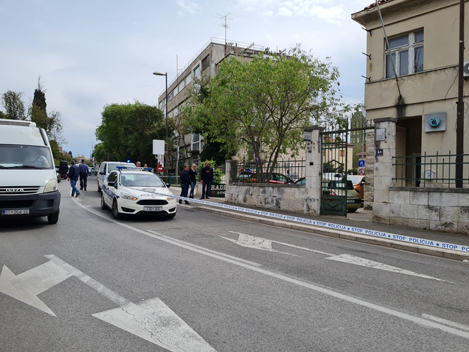 Policija potvrdila da je naprava ostavljena na zidu kod središta SDP-a 'zvončić': Pirotehničari ga deaktivirali bez posljedica