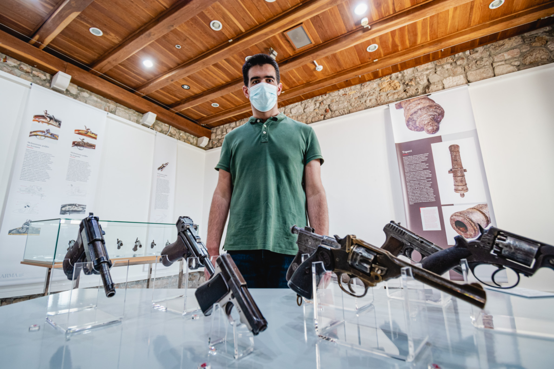 Dalmatinska raskošna sablja, sudanska kaskara, revolveri, jatagani...U Muzeju pogledajte odličnu izložbu oružja