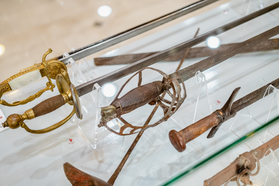 Dalmatinska raskošna sablja, sudanska kaskara, revolveri, jatagani...U Muzeju pogledajte odličnu izložbu oružja