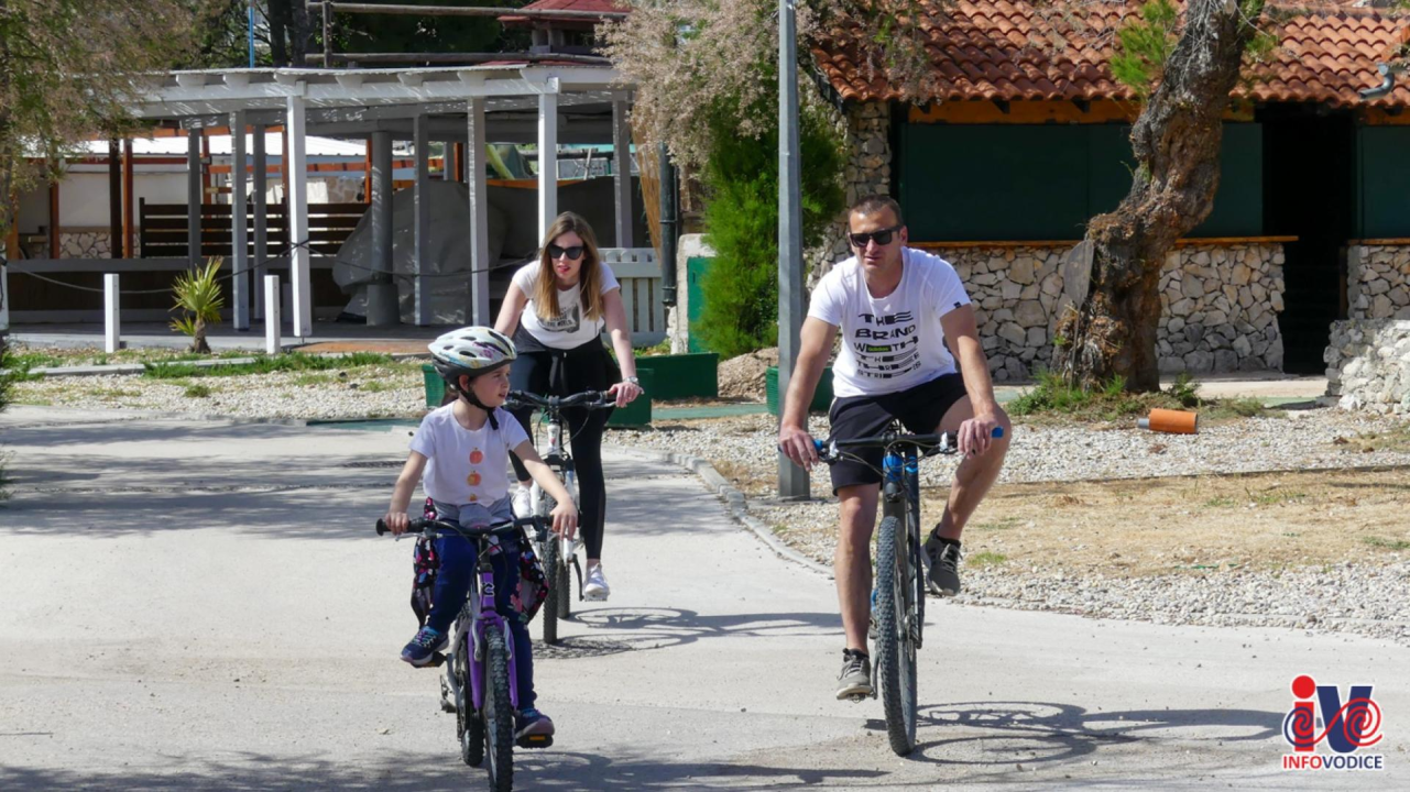 Nedjeljni đir po Vodicama: Otvorena sezona kupaćih kostima, počelo hvatanje boje za ljeto