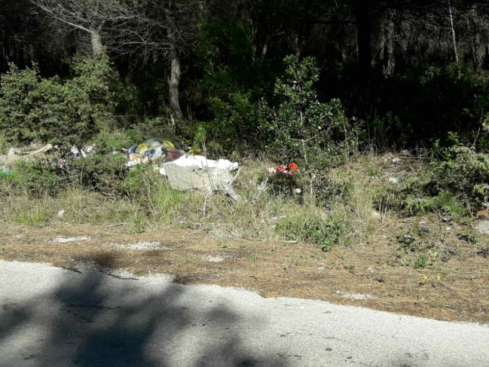 Neodgovorni pojedinci i dalje po svome: Nove hrpe smeća uz cestu od Vrpolja prema Danilu  
