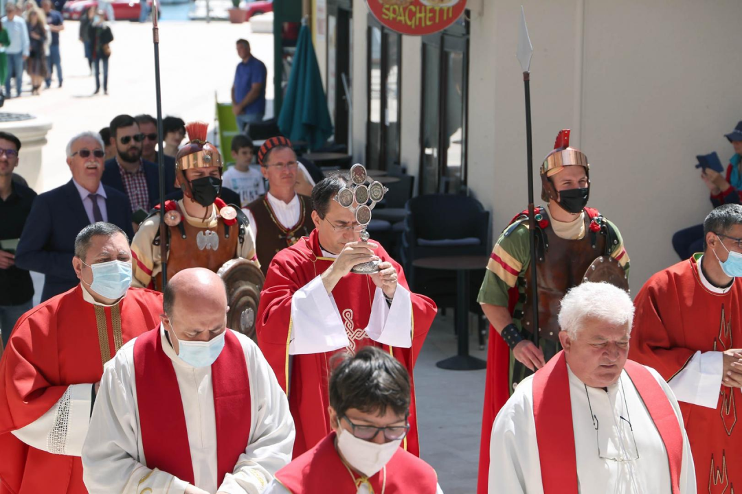 Našašće svetog Križa proslavljeno svetom misom i procesijom kroz Vodice