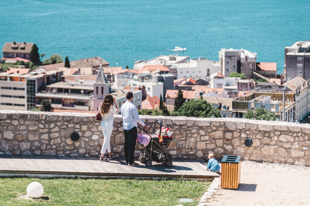 Uz sunce i besplatan ulaz brojni Šibenčani uživali na kavi na tvrđavi Barone