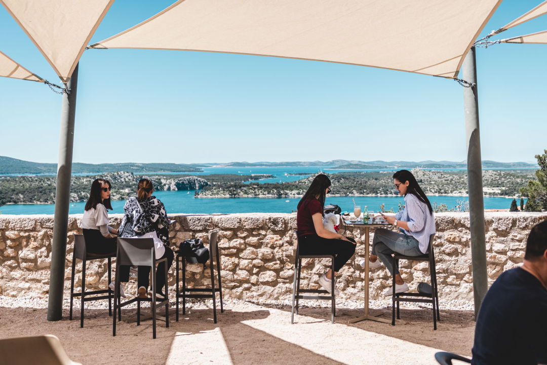 Uz sunce i besplatan ulaz brojni Šibenčani uživali na kavi na tvrđavi Barone