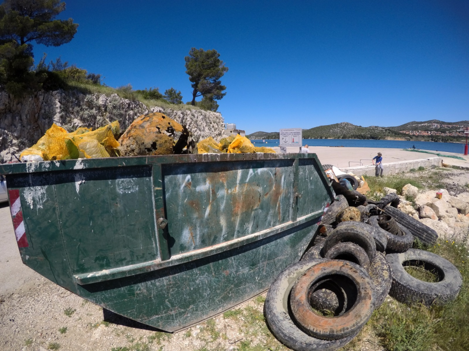 Ronioci objavili što su sve zatekli pod morem na Marinskoj: Gume, gume, gume... i jedan krov!