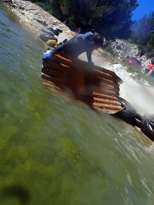 Ronioci objavili što su sve zatekli pod morem na Marinskoj: Gume, gume, gume... i jedan krov!