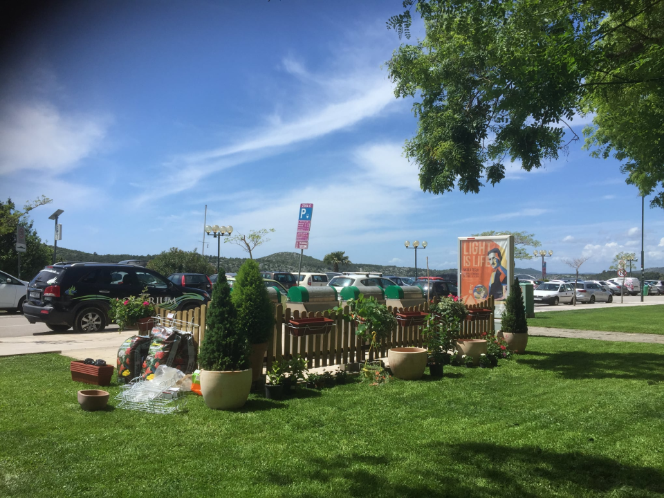 Lijep zeleni kutak nikao na travnjaku ispred Azimuta: Bit će tu cvijeća, umjetničkih pitara s lovor višnjama…