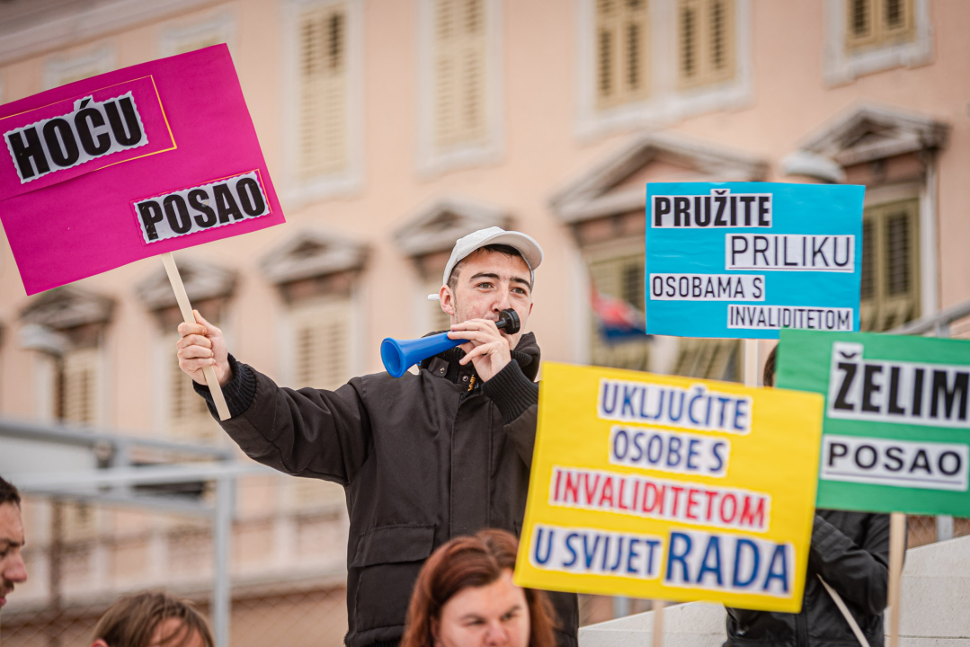 Na Poljani 'prosvjed' osoba s invaliditetom: Snimanje završne scene filma u sklopu projekta 'Hoću posao' 
