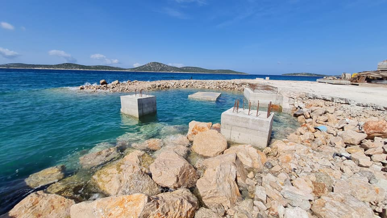 Više od pola godine traju radovi na novoj šepurinskoj rivi: Osim pada bagera u more, nije bilo većih problema