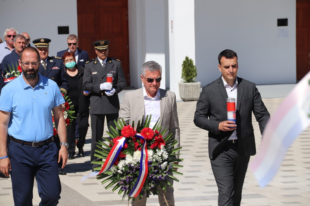 Uoči Dana državnosti na Kvanju položeni vijenci i svijeće za poginule branitelje 