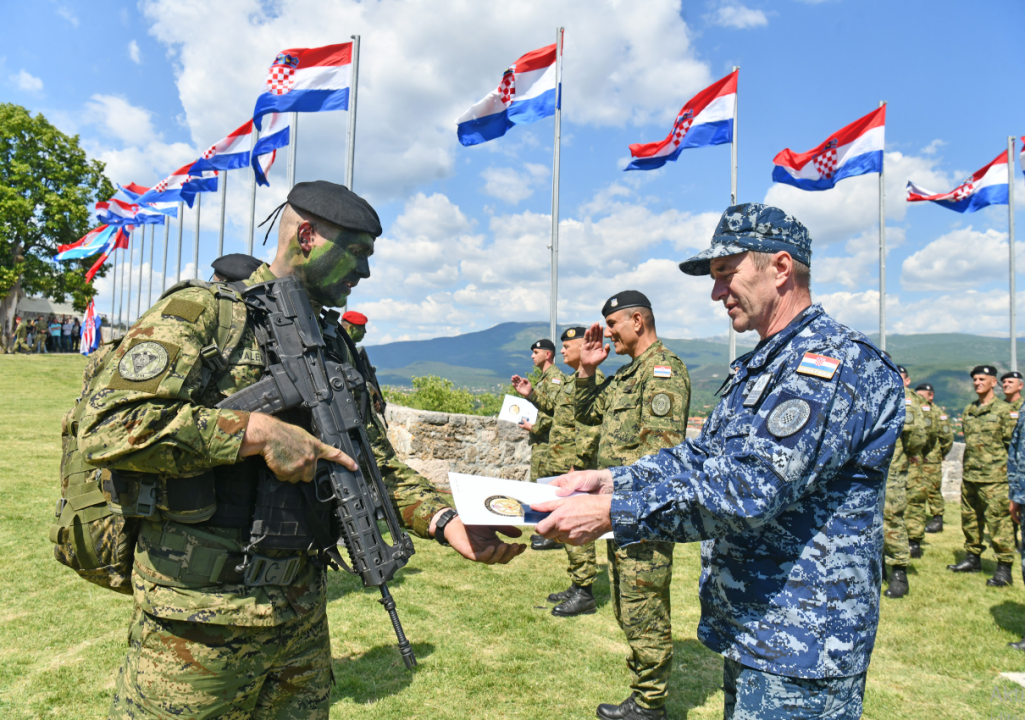 Nakon dvodnevne hodnje: Na kninskoj tvrđavi diplome dobio drugi naraštaj vođa Hrvatske vojske