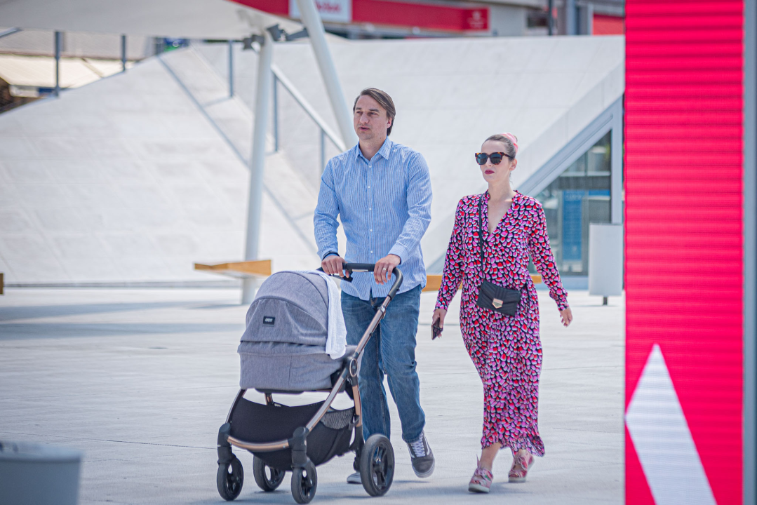 Modno usklađene sugrađanke u lepršavim proljetnim komadima zavladale đirom po gradu 