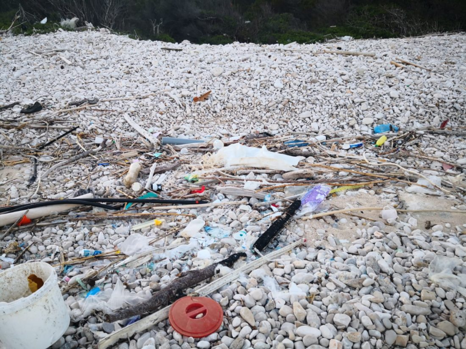 Ova šporka vala je usred Nacionalnog parka Kornati: 'Napunili smo gumenjak, a pomak na plaži se ne vidi'