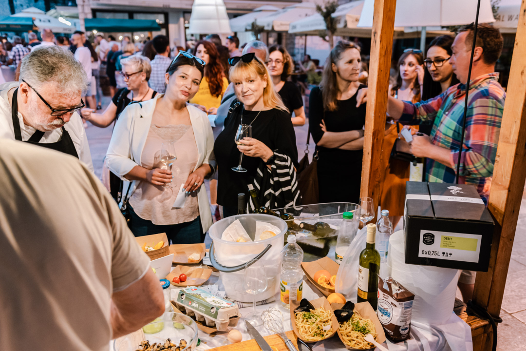 Romansa pidoće i Debita napunila rivu: Jele su se pohane, u toću, na lati, rižot, dimljene...