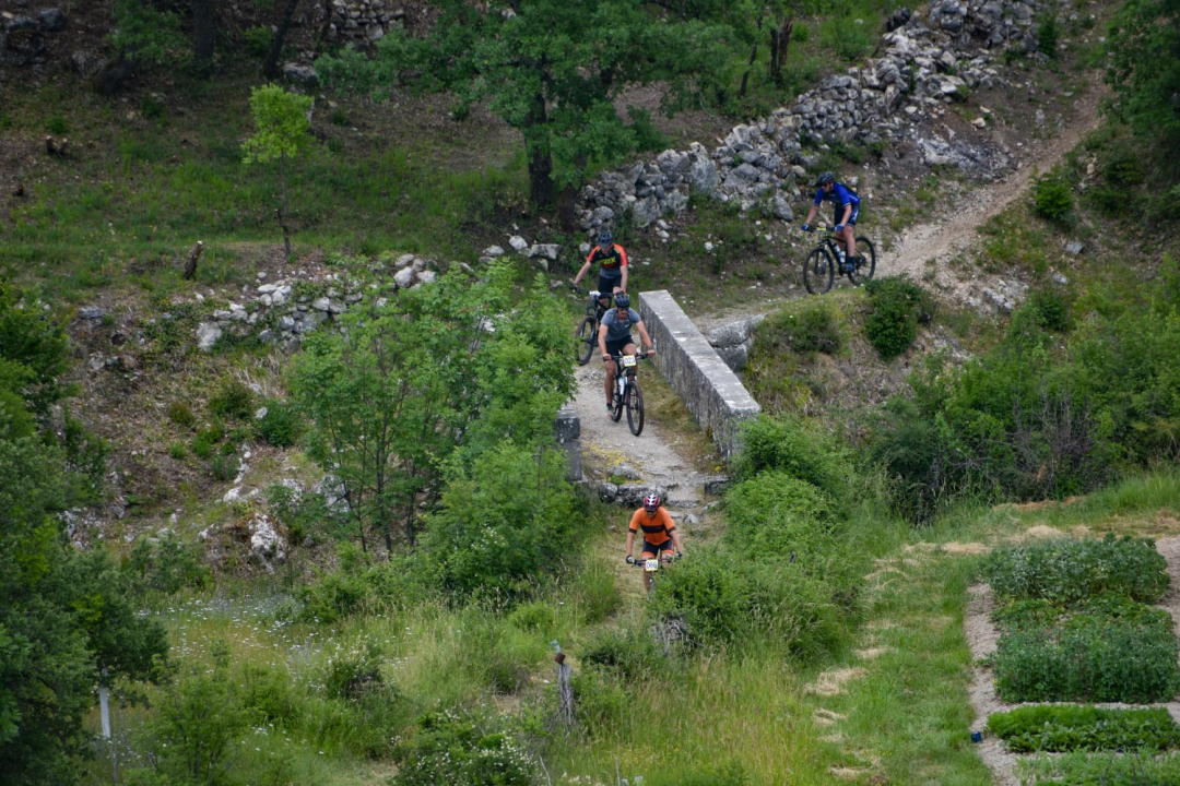 U Drnišu održana prva brdska 'Kraljevska utrka', atraktivnu stazu prošao i 71. godišnji Luka Jakovljević   