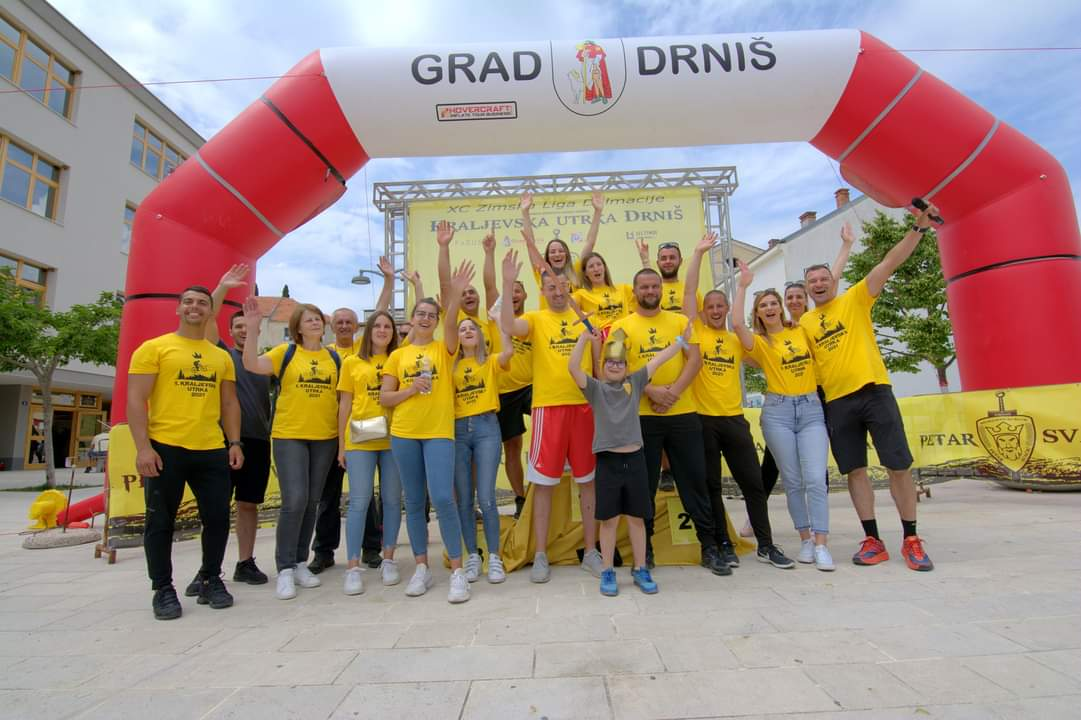 U Drnišu održana prva brdska 'Kraljevska utrka', atraktivnu stazu prošao i 71. godišnji Luka Jakovljević   