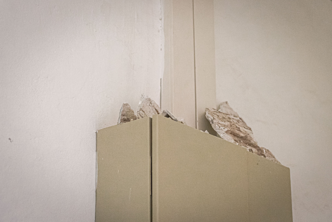 U školi u Vrpolju se urušio strop, u učionicama popucali zidovi: 'Zgrada je stara preko 80 godina, ovo je nažalost bilo očekivano' 