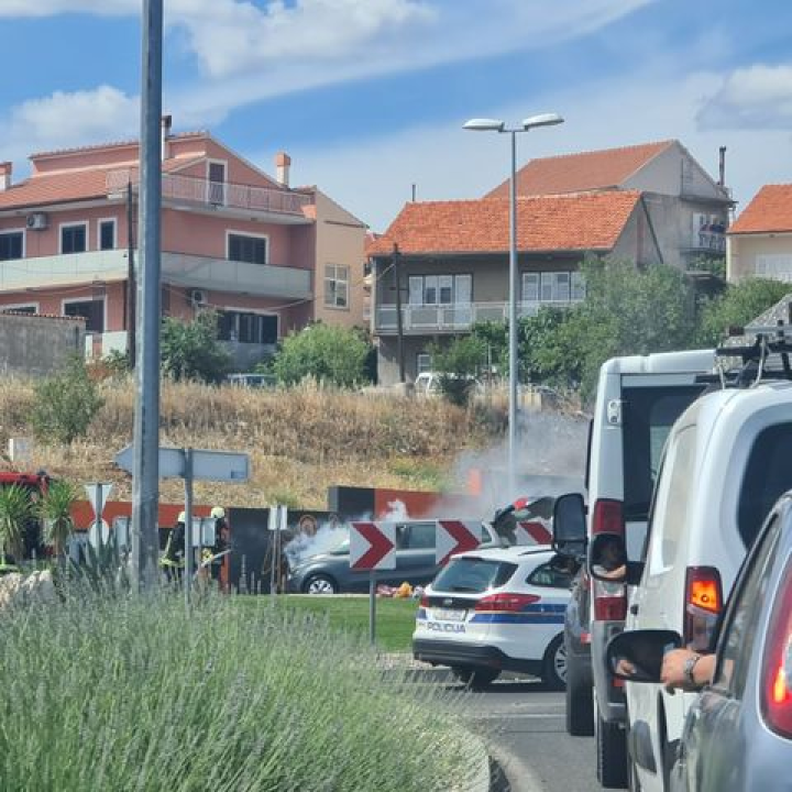 Zapalio se automobil u kružnom toku na Meterizama: 'Svi su izašli na vrijeme'