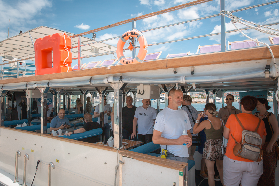 Neda Ukraden promovirala novi album na brodu od Vodica do Šibenika