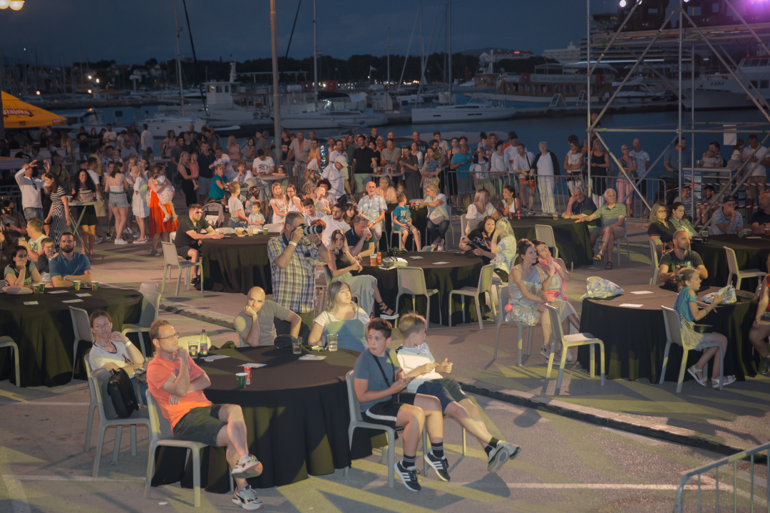 Počelo estradno ludilo u Vodicama: Pogledajte atmosferu prve večeri CMC festivala